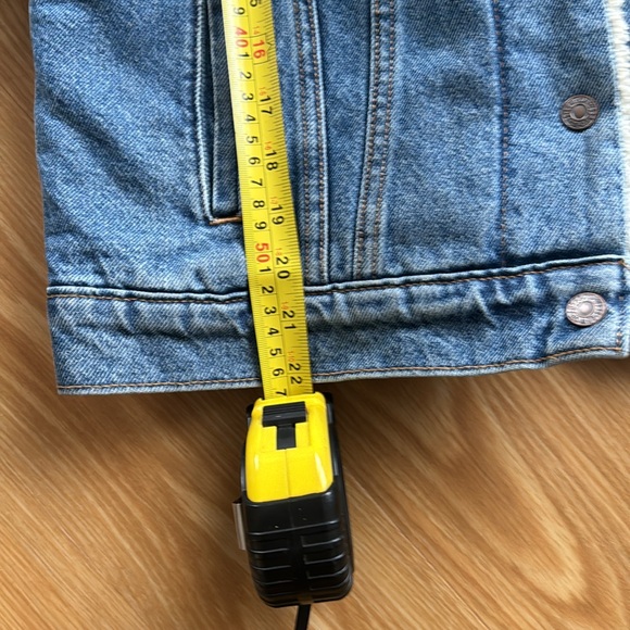 COPY - Women Levi’s fleeced lined Jean jacket - Picture 12 of 14